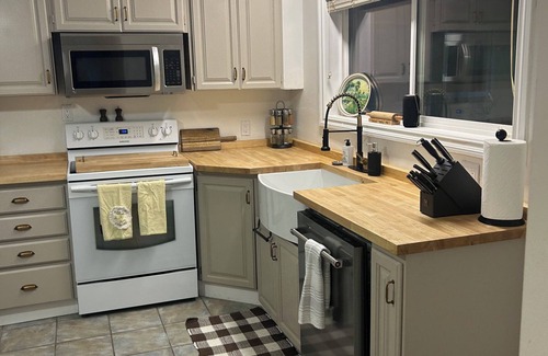 Okanagan-Similkameen Casa | Quiet, cozy, 3-bedroom house, minutes away from Lake and wineries. Pet-friendly!