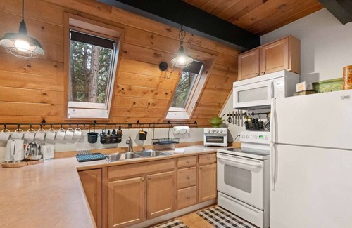 Shingletown Cabina | Quiet/Cozy A-Frame Near Mount Lassen w/Hot Tub