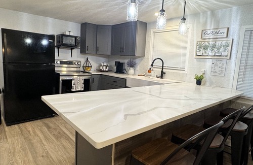 Dickinson Casa | Quiet & Cozy: Close to Galveston Bay & Kemah , Galveston & NASA Space center