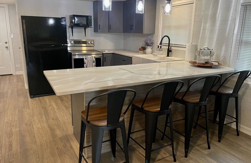 Dickinson Casa | Quiet & Cozy: Close to Galveston Bay & Kemah , Galveston & NASA Space center