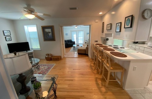 St. Marys Cabaña | QUIET & COZY Coastal Cottage, walkable to St. Marys waterfront