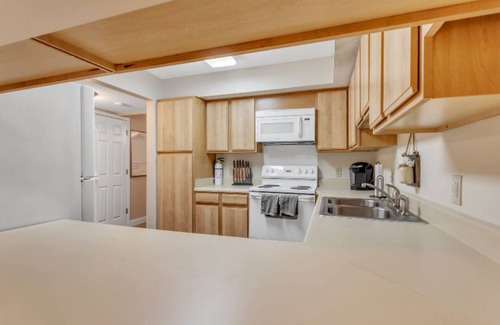Dunean Condominio | Quiet, Cozy, Dead End Street. Queen Beds, Smart TVs. Close to downtown!