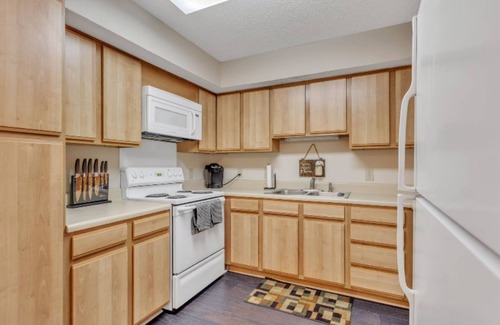 Dunean Condominio | Quiet, Cozy, Dead End Street. Queen Beds, Smart TVs. Close to downtown!