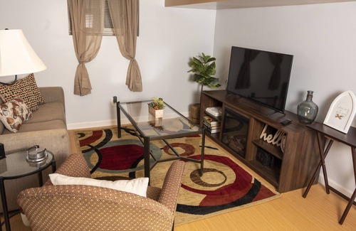 North Haven Apartamento | Quiet, cozy, newly renovated unit w/ fireplace close to highways and town center