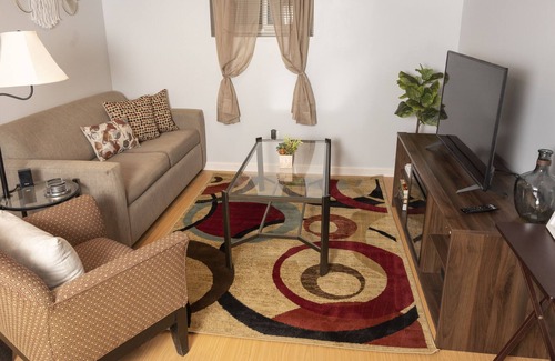 North Haven Apartamento | Quiet, cozy, newly renovated unit w/ fireplace close to highways and town center