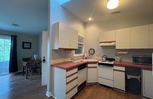 Bettendorf Condominio | Quiet & Cozy Pet-Friendly Condo with Pool & Garage