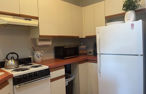 Bettendorf Condominio | Quiet & Cozy Pet-Friendly Condo with Pool & Garage