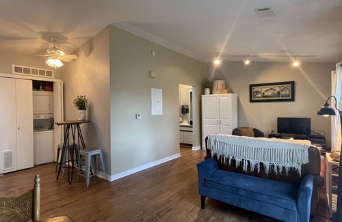 Bettendorf Condominio | Quiet & Cozy Pet-Friendly Condo with Pool & Garage