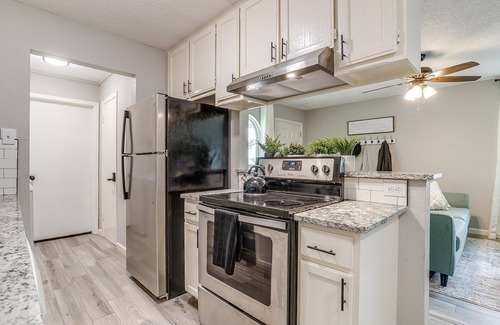 Westworth Village Casa | Quiet & Cozy Retreat - Ideal for Long Term Stays