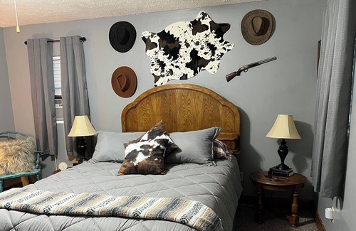 Wakefield Casa | Quiet & cozy retreat with firepit, front porch, back balcony, walk-in tub & more