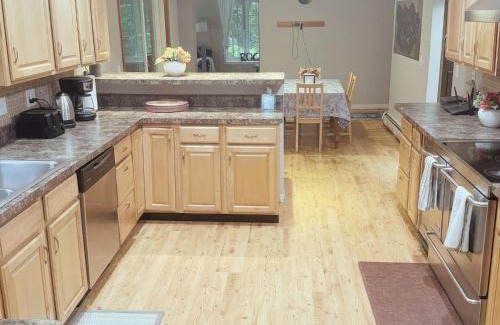 Hamden Casa | Quiet Cozy Stay Spacious Home Near Beach & Shops