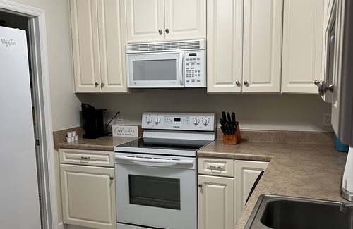 Thomasville Casa | Quiet, Cozy well furnished upscale townhome located in beautiful Thomasville Ga