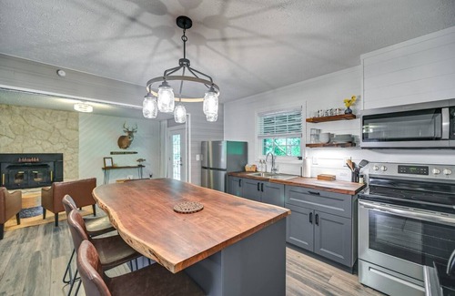 Denniston Cabina | Quiet Creek Cabin: Cozy Retreat with Hot Tub in the heart of Daniel Boone Forest
