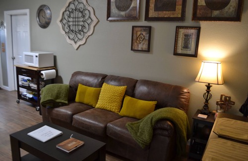 Whispering Hills Cabina | Quiet creekside retreat on Lake Bob Sandlin - boat dock on property