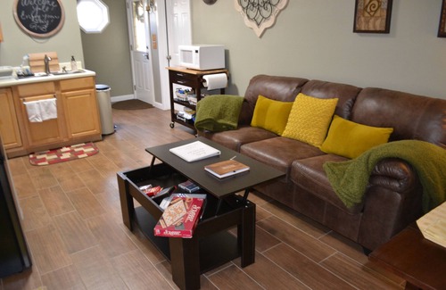 Whispering Hills Cabina | Quiet creekside retreat on Lake Bob Sandlin - boat dock on property