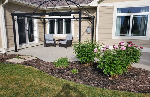 Moorhead Casa | Quiet cul-de-sac home with golf course views