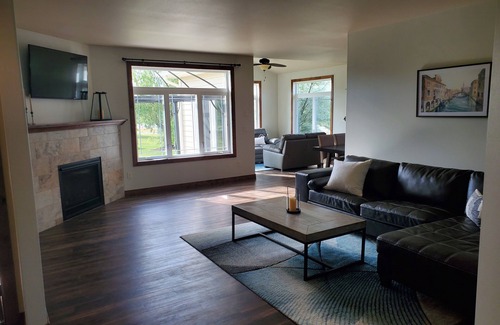Moorhead Casa | Quiet cul-de-sac home with golf course views