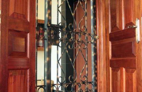 Thompson Estate Cama Y Desayuno | Quiet Double Room in Nairobi