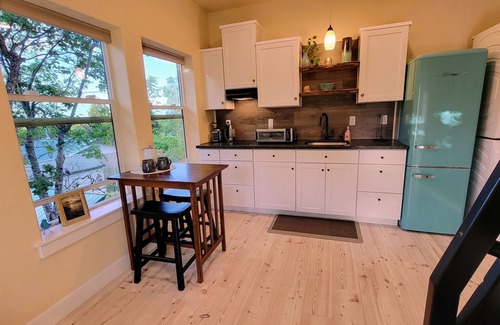 Jacksonville Apartamento | Quiet, Elegant 1-bedroom Loft—Walkable to Trails, Live Music, and Wineries!