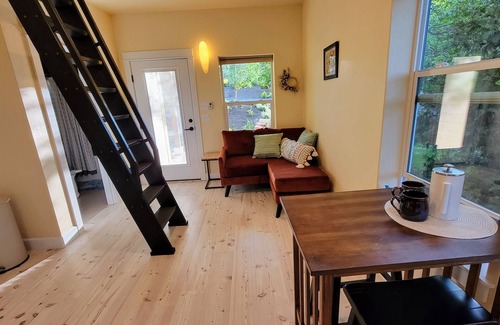 Jacksonville Apartamento | Quiet, Elegant 1-bedroom Loft—Walkable to Trails, Live Music, and Wineries!