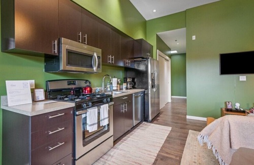 Belmont Hotel | Quiet End-Unit Studio w/ Full Kitchen + Natural Light