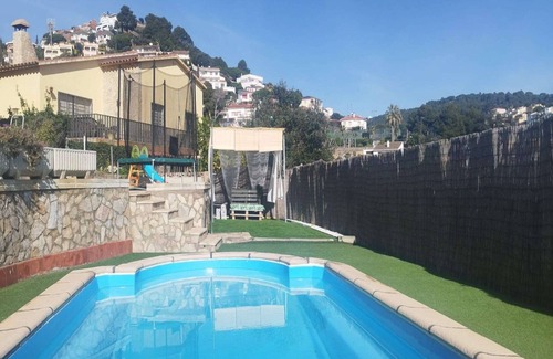Santa Susanna Chalet De Esquí | Escapada tranquila con vistas al mar