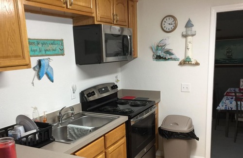 Gulf Coast Acres Casa | Quiet family bungalow on a quiet street near everything.