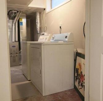 Brentwood Casa | Quiet Family Friendly, 4 min UofC and University District Shops, 9 min DT