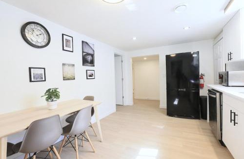Brentwood Casa | Quiet Family Friendly, 4 min UofC and University District Shops, 9 min DT