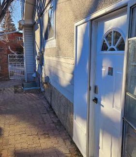 Brentwood Casa | Quiet Family Friendly, 4 min UofC and University District Shops, 9 min DT