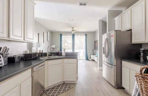 Apopka Casa | Quiet family-size home in Apopka Near Parks, Attractions & Orlando. Pet friendly