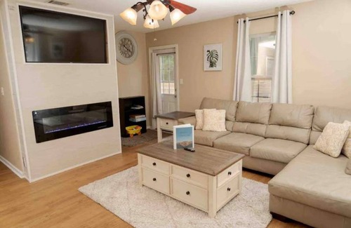 Valdosta Apartamento | Quiet Family Sized Duplex in a Quiet Subdivision 20 minutes from Wild Adventures