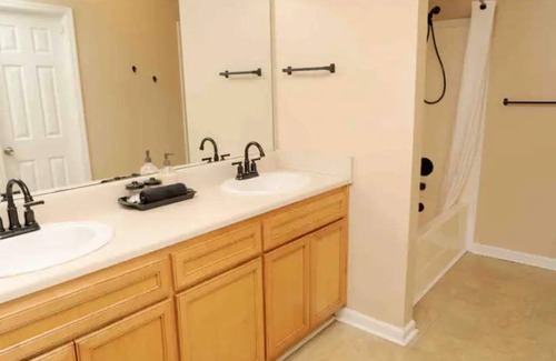 Valdosta Apartamento | Quiet Family Sized Duplex in a Quiet Subdivision 20 minutes from Wild Adventures