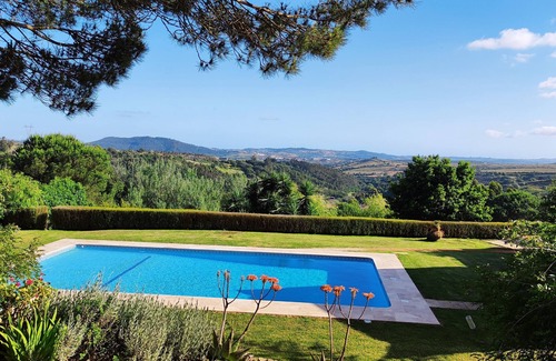 Mafra Casa | Quiet family villa with pool, garden and stunning views