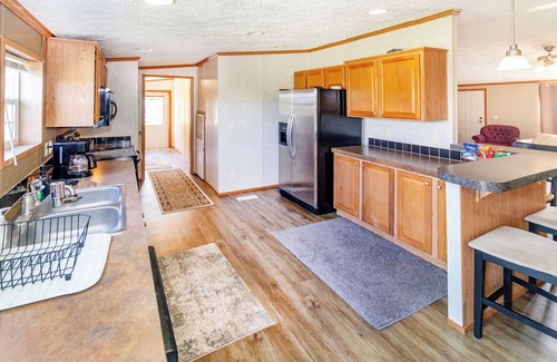 Hatfield Casa | Quiet Farm setting surrounded hundreds of acres of fields. Workers welcome.