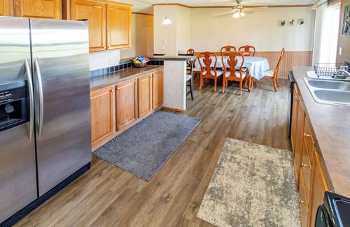 Hatfield Casa | Quiet Farm setting surrounded hundreds of acres of fields. Workers welcome.