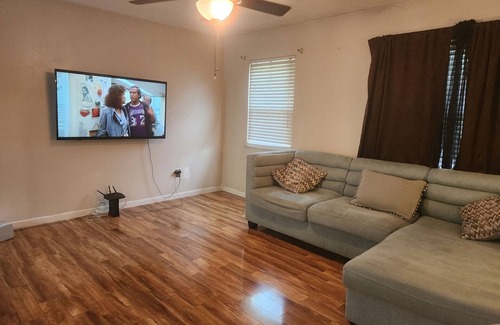 Burlington Casa | Quiet fenced in bi-level home on a cul-de-sac street.