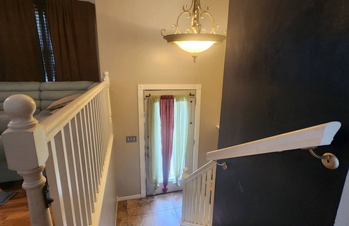 Burlington Casa | Quiet fenced in bi-level home on a cul-de-sac street.