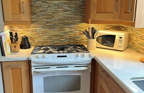 San Rafael Cabaña | Quiet garden cottage with view deck in San Rafael