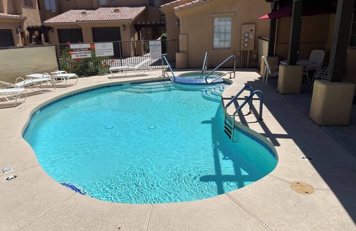 Foothills Condominio | Quiet gated community Lakefront - 2 beds, 2 baths.