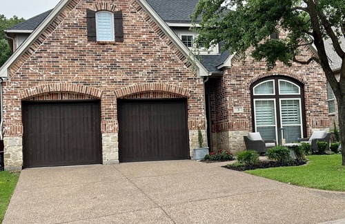 Westlake Casa | Quiet gated villa, close to major employers & many dining options.
