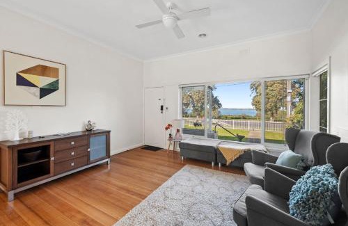 North Shore Casa | Quiet Geelong Getaway I Bay views