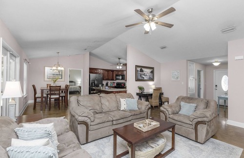 Florida Panhandle Casa | Quiet Getaway-4 Bed/Pet Friendly/Close to Beaches