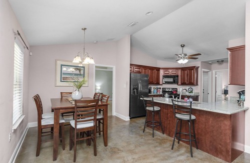 Florida Panhandle Casa | Quiet Getaway-4 Bed/Pet Friendly/Close to Beaches
