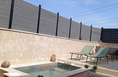 Graveson Apartamento | QUIET GITE FOR TWO WITH RELAXING POOL NOT OVERLOOKED + PET