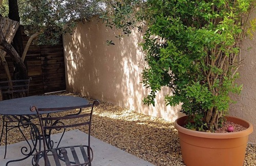 Graveson Apartamento | QUIET GITE FOR TWO WITH RELAXING POOL NOT OVERLOOKED + PET