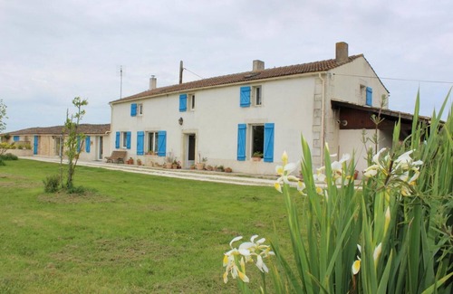 Mauzac Cabaña | Quiet gîte on 2 ha property with pond, 10 mins from the ocean
