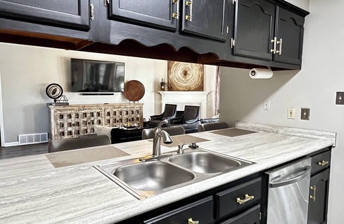 Memphis Casa | Quiet Hideaway with Spa Bath and stylish decor.