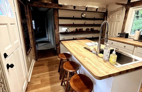 Gaylordsville Casa | Quiet Historic Retreat