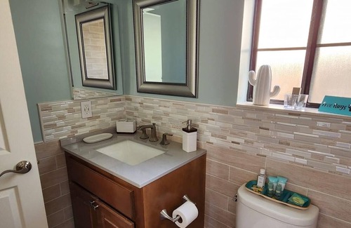 Ridgecrest Casa | Quiet Home 1 BR 1 Bath. Sleeps 2. Gym & Kitchen. Trees & Garden!